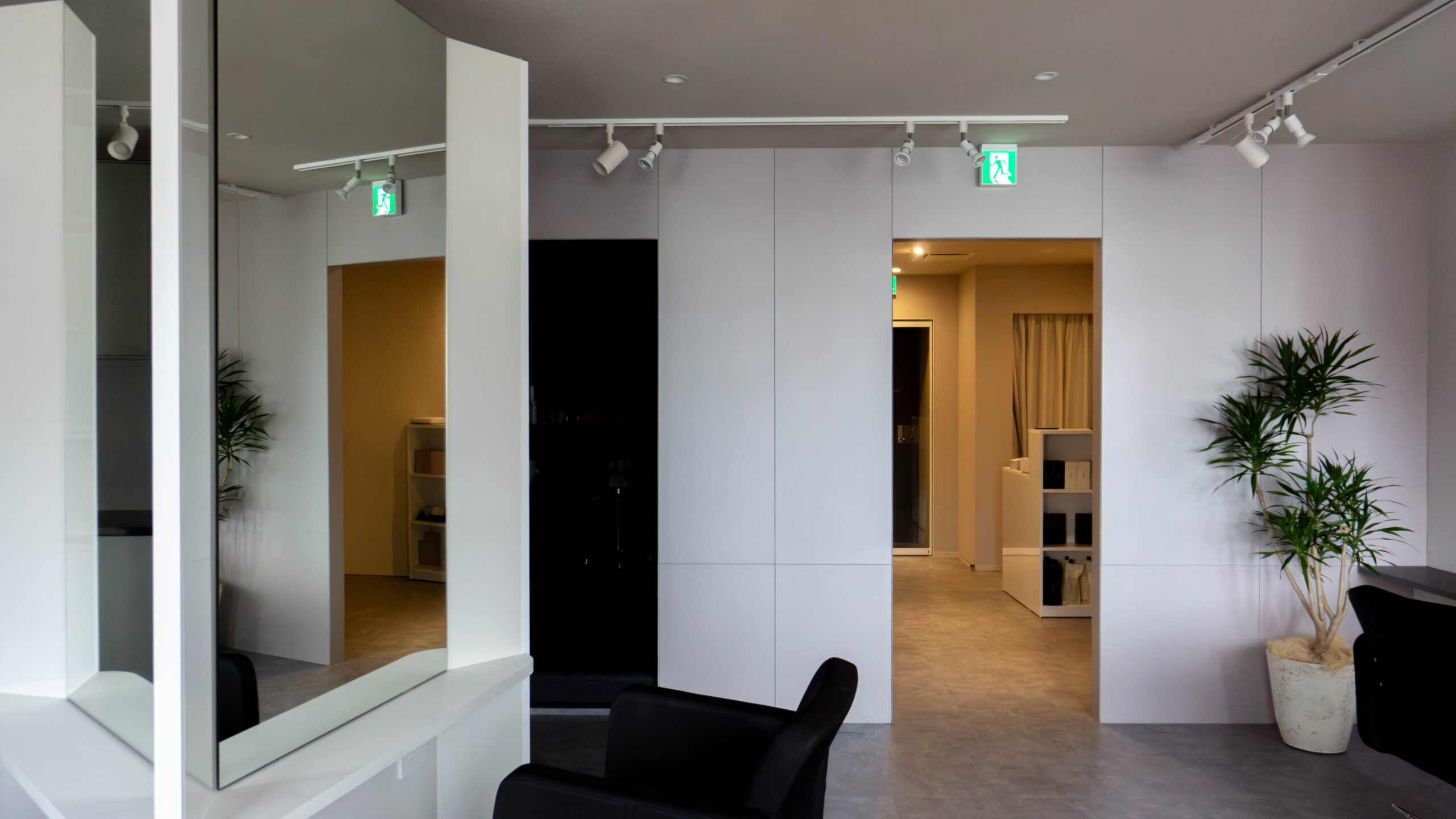 Accord Shinjyuku Salon 新宿の美容院。シルバーのポリ合板の壁面により、光が室内に柔らかく拡散される